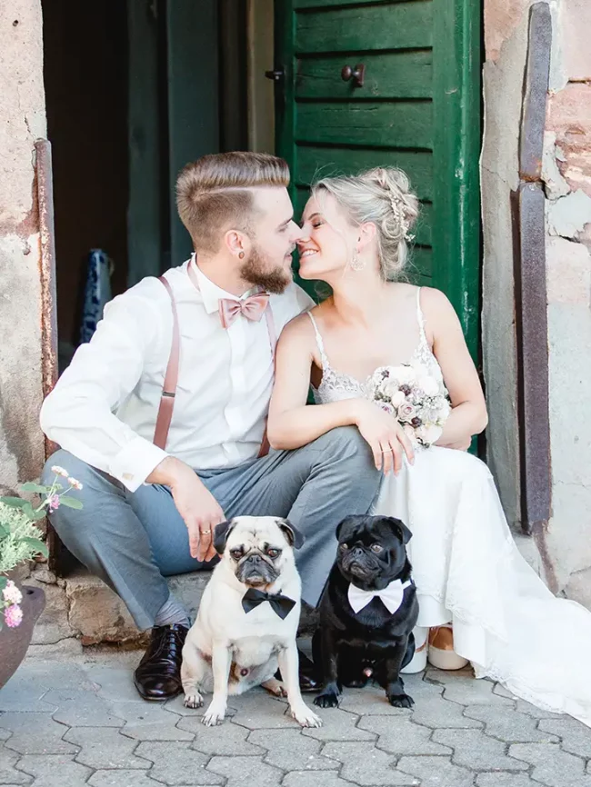 Hochzeitspaar mit Hunden bei Brautpaarshooting bei Nürnberg
