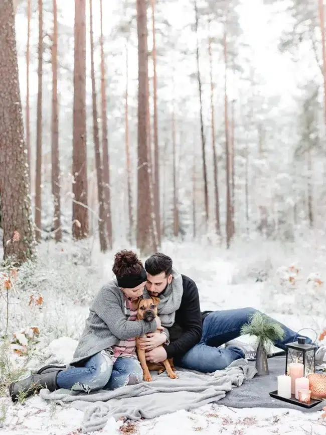 Fotograf Amberg für Paarshooting im Schnee mit Hund & Babybauch in Nürnberg